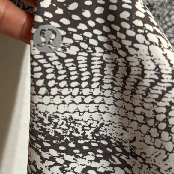 Lululemon leggings size 4 - Picture 8 of 9